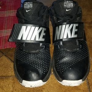 Boys nike team hustle shoes